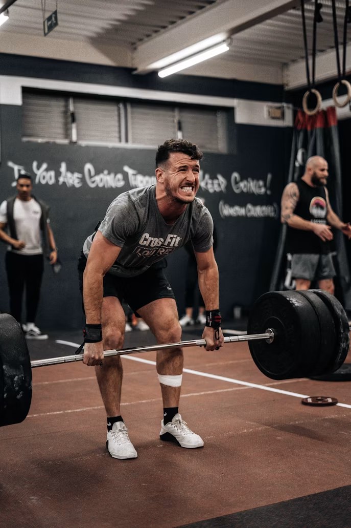 Sporter voert een deadlift uit waarbij lifting straps nuttig zijn